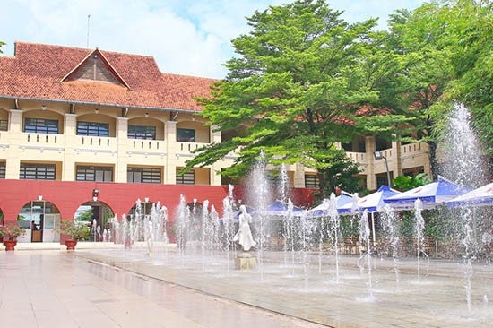Sân nhạc nước - Đại học công nghệ Đồng Nai